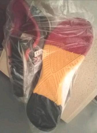 Bovenkant! Tennis ⬛🟨🟥 ESKUDO 500 Barrio a Futsalschoenen, Kleding | Dames, Schoenen, Nieuw, Sneakers, Grijs, Ophalen