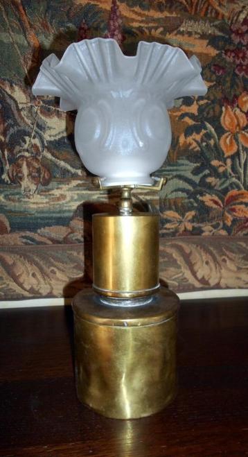 Zeer oude hardmetalen lamp (vóór 1940) beschikbaar voor biedingen