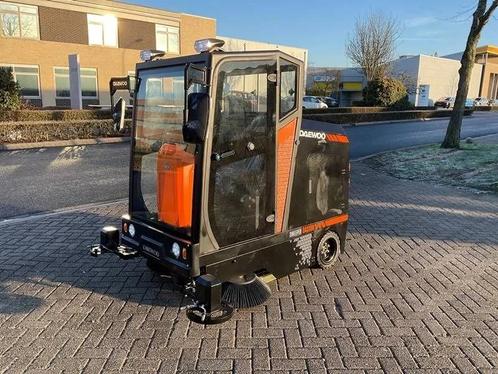 Daewoo DAS 100 veegmachine met cabine (bj 2025), Zakelijke goederen, Machines en Bouw | Onderhoud en Reiniging