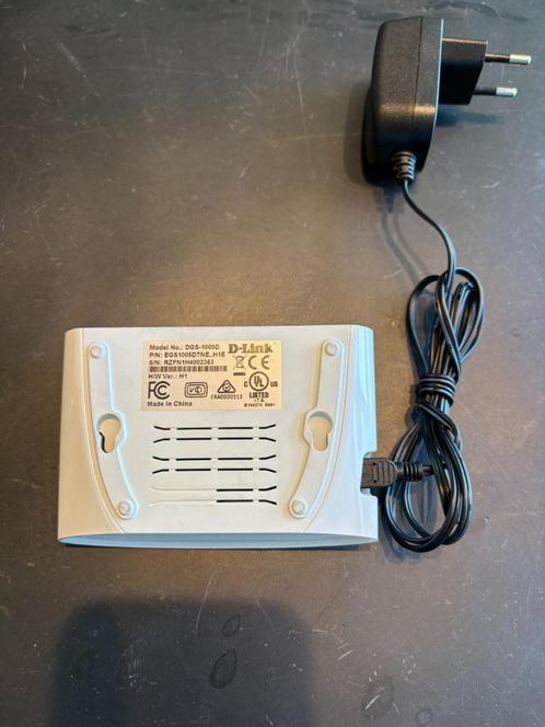 D-Link Fast Ethernet Switch (DES-1005D), Computers en Software, Netwerk switches, Gebruikt, Ophalen of Verzenden