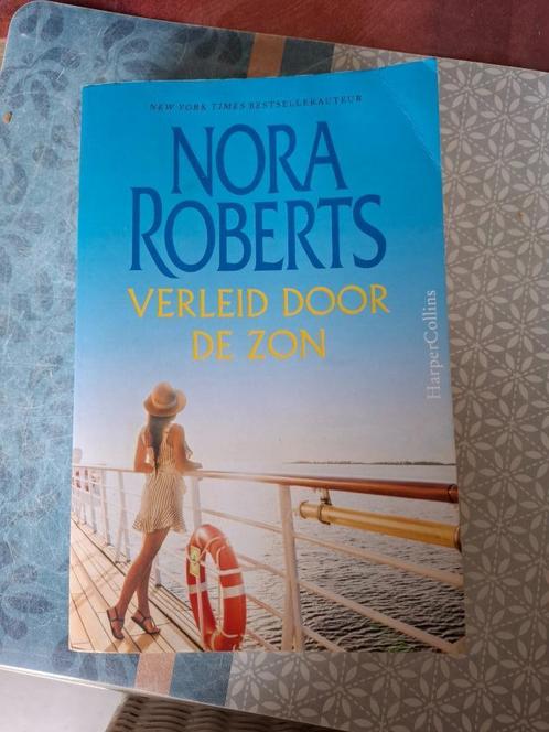 Verleid door de zon- Nora Roberts( roman), Boeken, Romans, Gelezen, Ophalen