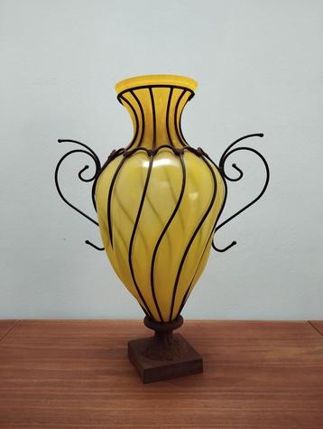 Grote Antieke Gele Venetiaanse vloervaas in ijzeren frame beschikbaar voor biedingen