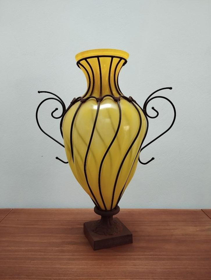 Grote Antieke Gele Venetiaanse vloervaas in ijzeren frame, Antiek en Kunst, Antiek | Vazen, Ophalen of Verzenden