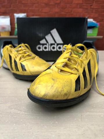 Voetbalschoenen adidas voor kunstgras  beschikbaar voor biedingen