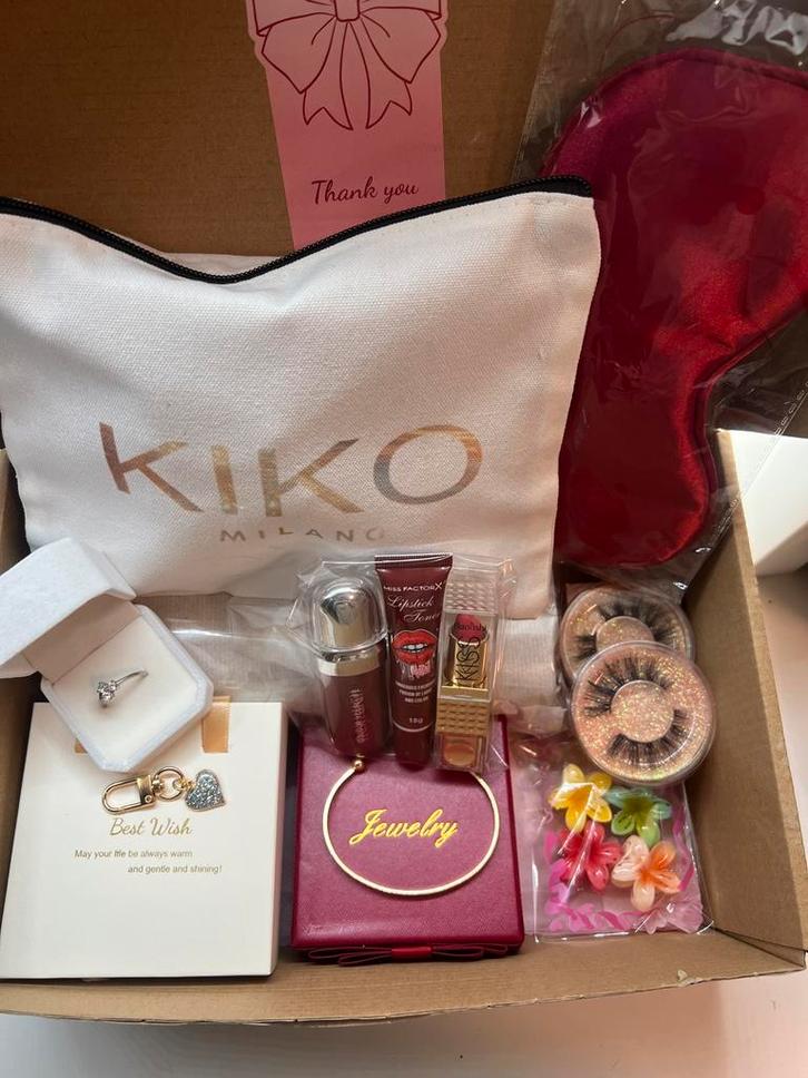 Coffret beauté complet, Bijoux, Sacs & Beauté, Beauté | Cosmétiques & Maquillage, Neuf, Maquillage, Enlèvement ou Envoi