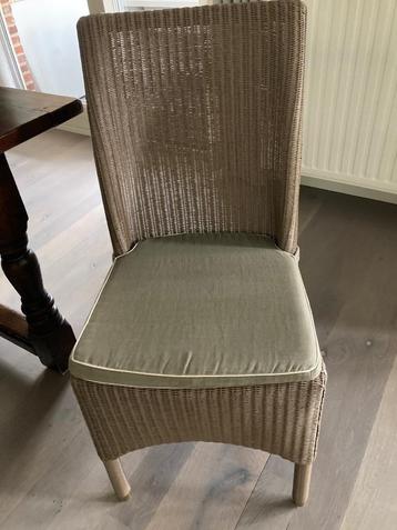 Stoelen loom beschikbaar voor biedingen