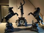 Antiek Schouwgarnituur in zamak, klok en twee paarden., Antiek en Kunst, Ophalen