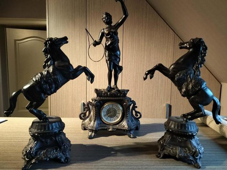 Antiek Schouwgarnituur in zamak,klok en 2 paarden. 100€., Antiquités & Art, Art | Autres Art, Enlèvement