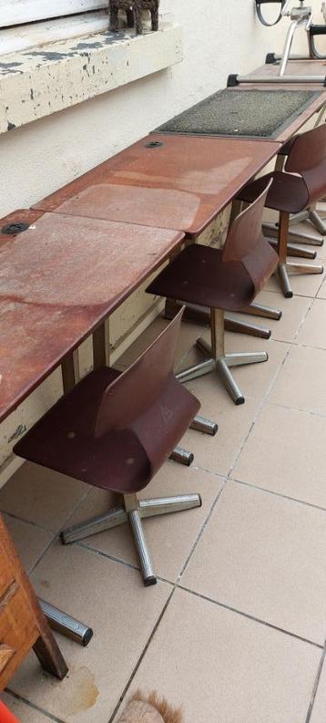 bureau met stoel beschikbaar voor biedingen