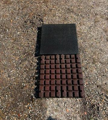 Rubberen tegels ca 50x50x4,5 speeltoestel stal dak ruim 30m2 beschikbaar voor biedingen