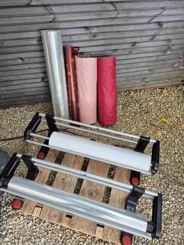 Professionele houders voor inpakpapier met extra rollen beschikbaar voor biedingen