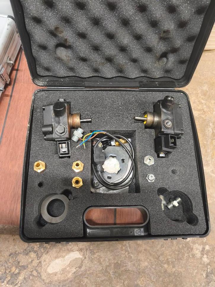 Kit 2 pompes à mazout universelle - technicien, Doe-het-zelf en Bouw, Gereedschap | Handgereedschap, Zo goed als nieuw, Ophalen