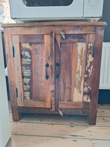 Kast met vintage look beschikbaar voor biedingen