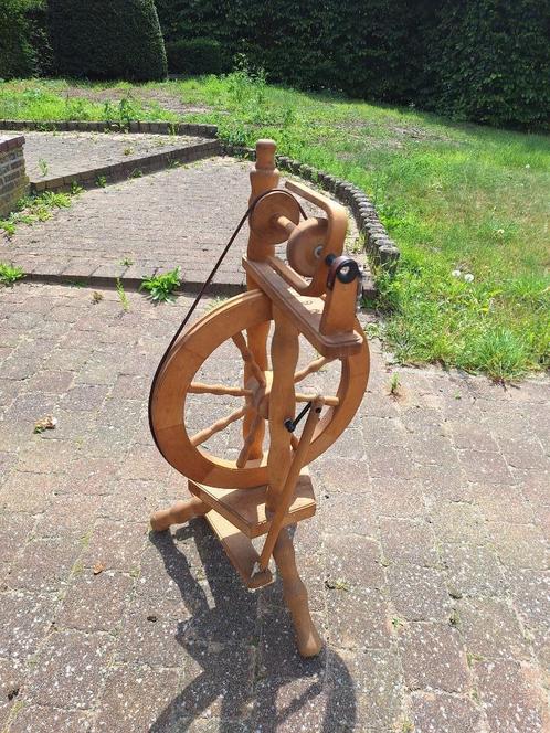 Oud houten spinnewiel – decoratief of functioneel, Hobby en Vrije tijd, Spinnewielen en Spinnen, Gebruikt, Spinnewiel, Ophalen