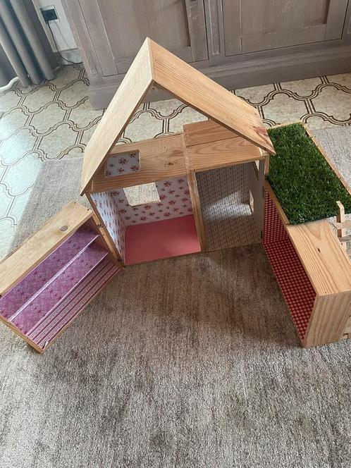 Houten poppen huis  met meubeltjes en popje, Kinderen en Baby's, Speelgoed | Poppenhuizen, Poppenhuis, Ophalen of Verzenden