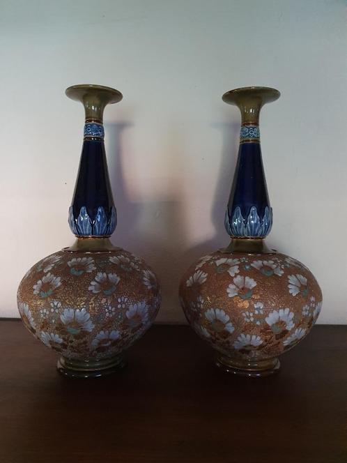 Superbe paire de grands vases Royal Doulton, Antiquités & Art, Antiquités | Vases, Enlèvement ou Envoi