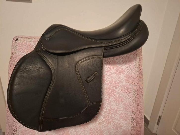 Zwart Ikonic light springzadel 17 inch, Animaux & Accessoires, Chevaux & Poneys | Selles, Comme neuf, Obstacle, Enlèvement