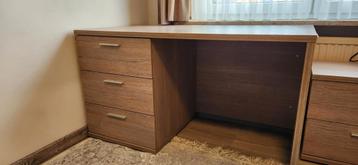 Bureau d'étude en bois disponible aux enchères