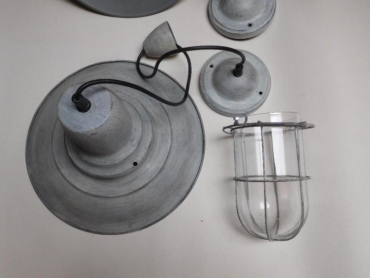 2 Lampes à suspendre en metal gris clair avec globe en verre, Maison & Meubles, Lampes | Suspensions, Utilisé, Verre, Enlèvement