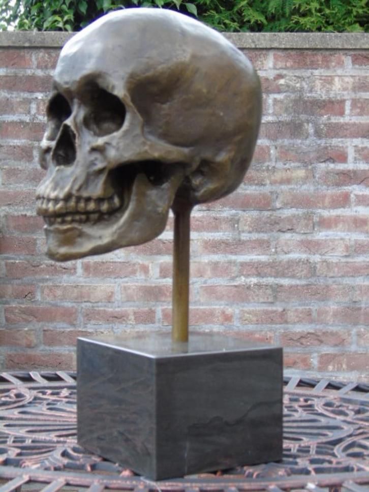 een gesigneerde bronzen menselijke schedel, MILO, Antiek en Kunst, Antiek | Brons en Koper, Brons, Ophalen
