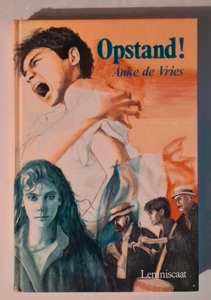 Hardcover Lemniscaat, "Opstand", Anke de Vries, 174 blz., Boeken, Kinderboeken | Jeugd | 13 jaar en ouder, Fictie, Ophalen of Verzenden