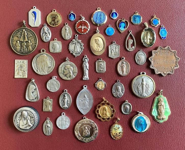 45 religieuze medailles Emaille-Zilver-Brons-koper enz, Antiek en Kunst, Antiek | Religieuze voorwerpen, Ophalen of Verzenden