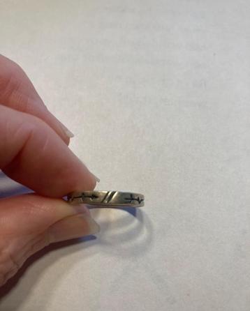 Dunne zilveren ring met tekeningen in zwart (zie foto) beschikbaar voor biedingen
