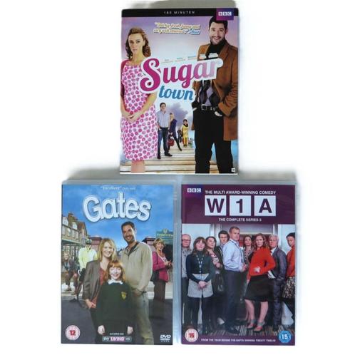 DVDs TV-series Sugartown, Gates, W1A, Cd's en Dvd's, Dvd's | Tv en Series, Gebruikt, Komedie, Vanaf 12 jaar, Ophalen of Verzenden