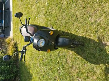 Mooie zwarte scooter beschikbaar voor biedingen