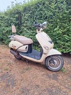 A KLASSE scooter 50cc start en rijd perfect papieren sleutel, Fietsen en Brommers, Ophalen of Verzenden, Zo goed als nieuw