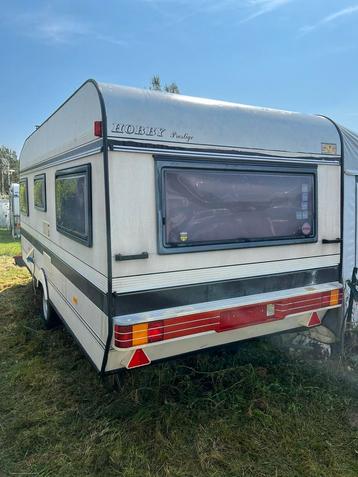 Caravane tractable Hobby avec auvent 