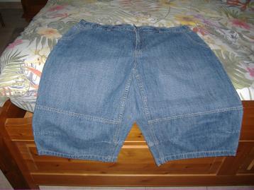Jeans short beschikbaar voor biedingen