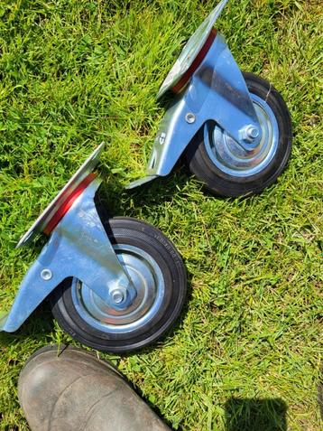 2 heel sterke draaibare  nieuwe zwenkwielen beschikbaar voor biedingen