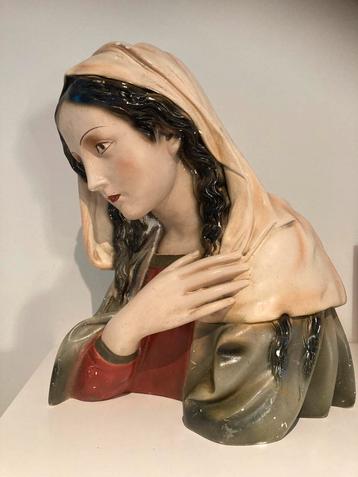 Belle statue de Marie