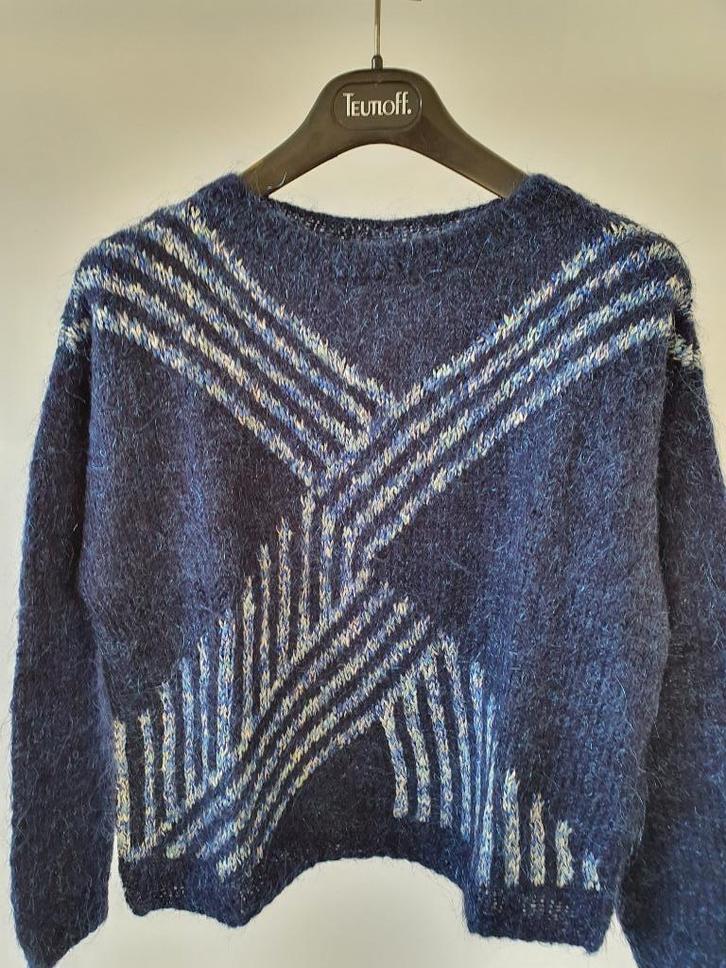 Handgebreide pull met glansstrepen. S/M, Kleding | Dames, Truien en Vesten, Zo goed als nieuw, Blauw, Ophalen of Verzenden