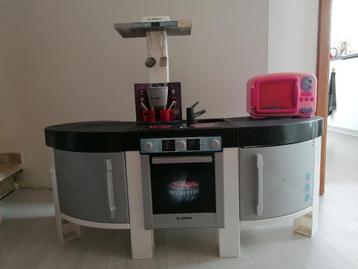 Keuken met microgolfoventje en toebehoren beschikbaar voor biedingen