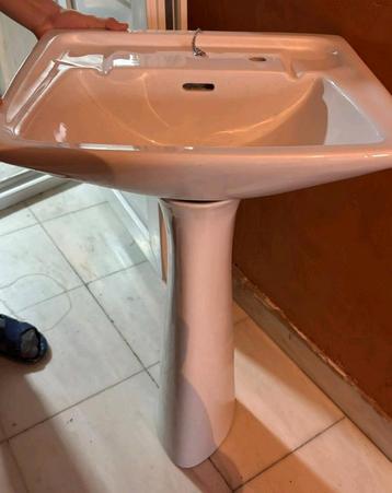 Spoelbak met witte voet beschikbaar voor biedingen