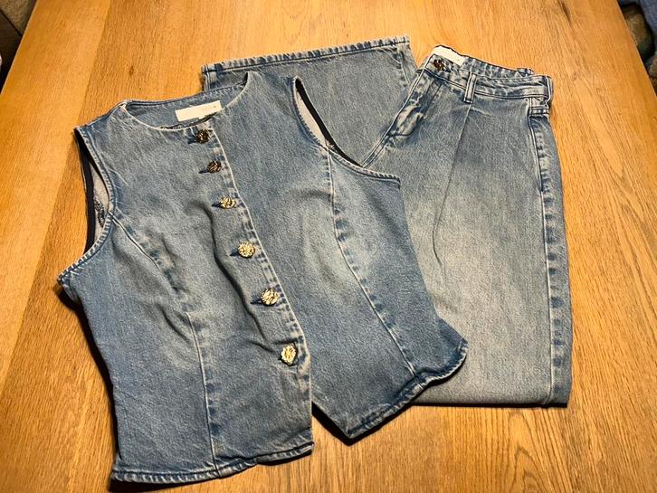 Jeans set Zara vest maat M en brede jeans maat 36, Kleding | Dames, Dames-kledingpakketten, Nieuw, Maat 36 (S), Ophalen of Verzenden