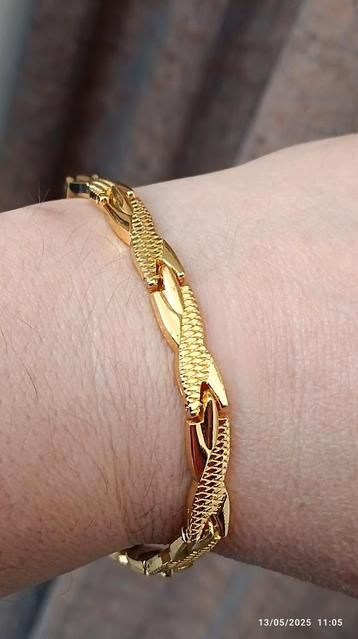Nieuwe armband met magneten beschikbaar voor biedingen