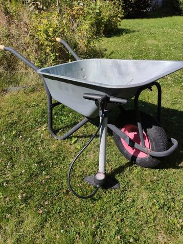 Kruiwagen met fietspomp erbij beschikbaar voor biedingen