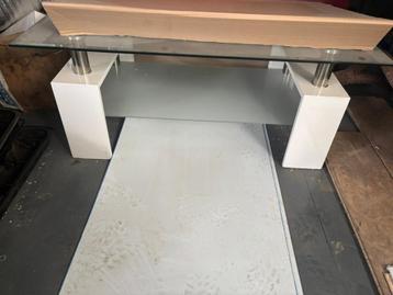Moderne glazen salontafel beschikbaar voor biedingen