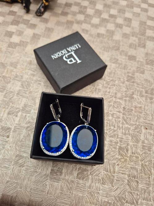 Prachtige zilveren blauwe ovalen oorbellen met goede slot, Handtassen en Accessoires, Oorbellen, Zo goed als nieuw, Ophalen of Verzenden