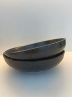 2 schalen/diepe borden zwart keramiek (diameter 24cm), Huis en Inrichting, Keuken | Servies, Ophalen, Gebruikt, Bord(en), Overige stijlen