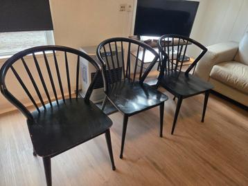 3 zwarte vintage spijlen stoelen beschikbaar voor biedingen