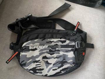 Superdry Sport heuptasje beschikbaar voor biedingen