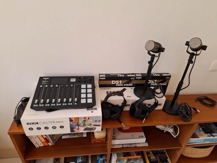 Volledige podcast set. Rodecaster pro + 2 podmic + staanders, Muziek en Instrumenten, Overige Muziek en Instrumenten, Ophalen
