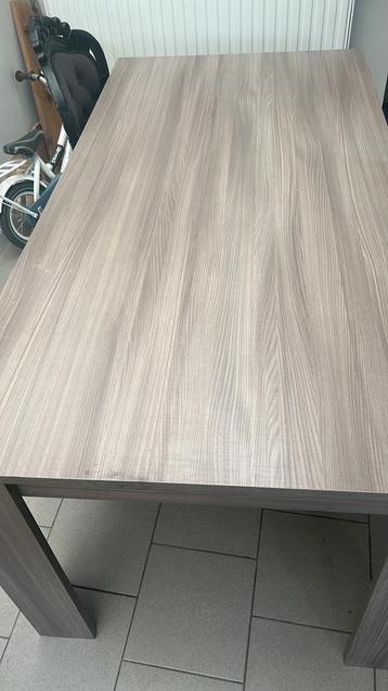 Gratis Eettafel beschikbaar voor biedingen