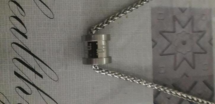 Collier avec pendentif PoliceNEUF(prixlégèrement négociable), Handtassen en Accessoires, Kettingen, Nieuw, Met hanger, Ophalen