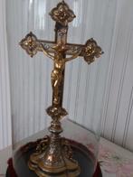 Antiek kruisbeeld onder antieke stolp. Goud zilver kleur., Antiquités & Art, Antiquités | Objets religieux, Enlèvement