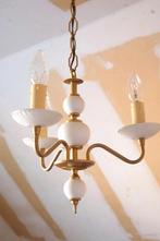 Lustre vintage métal doré et verre blanc à 3 ampoules, Huis en Inrichting, Lampen | Kroonluchters, Rétro chic, Gebruikt, Ophalen